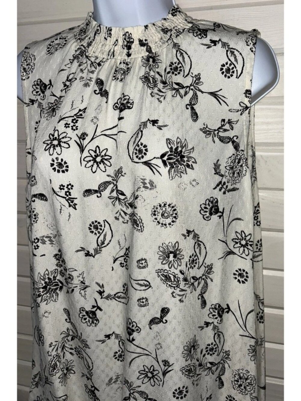 NWT Maurices Sz XXL Ivory Black V-Neck Floral Dobby Blouse Top Sleeveless